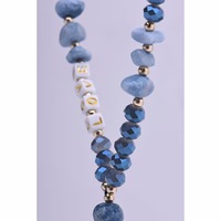 LOVE tālruņa siksniņa, piekariņš / auklas garums 44 cm (22 cm cilpā) / uz rokas – gaiši zils