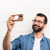 Dux Ducis Grit ādas apvalks iPhone 14 Plus Elegants mākslīgās ādas apvalks (MagSafe saderīgs) Brūns