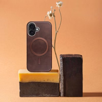 GENTLEMAN MAG COVER Viedtālruņa apvalks, saderīgs ar MagSafe, iPhone 15 PRO MAX brūns