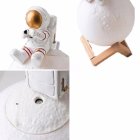 Mēness galda lampa / mitrinātājs ASTRONAUTS sēdošs Art Deco (modelis 5) AFSH