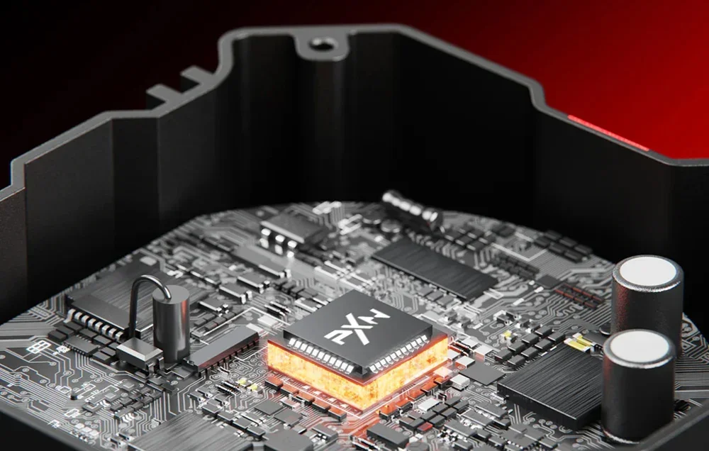 Stūres bāzes iekšējo komponentu tuvplāns.