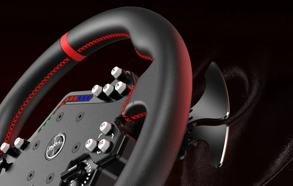 PXN stūres tuvplāns ar teksturētu virsmu, sarkanām dūrienām un redzamām pogām un lāpstiņām