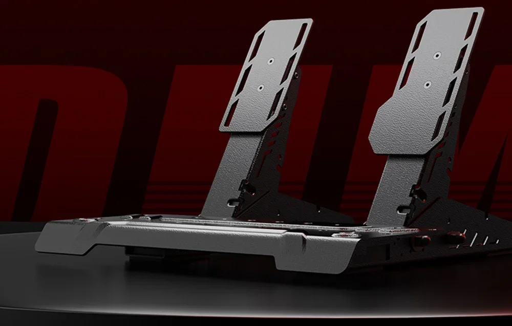 2 spēļu stūres pedāļi uz melna un sarkana fona.