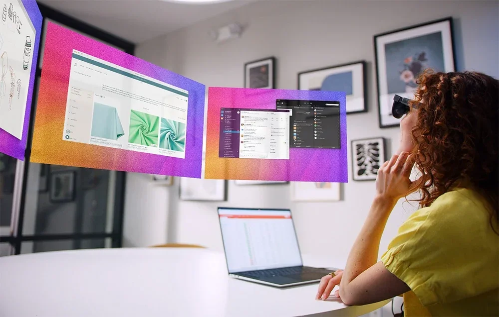 Sieviete izmanto XR brilles gaišā istabā