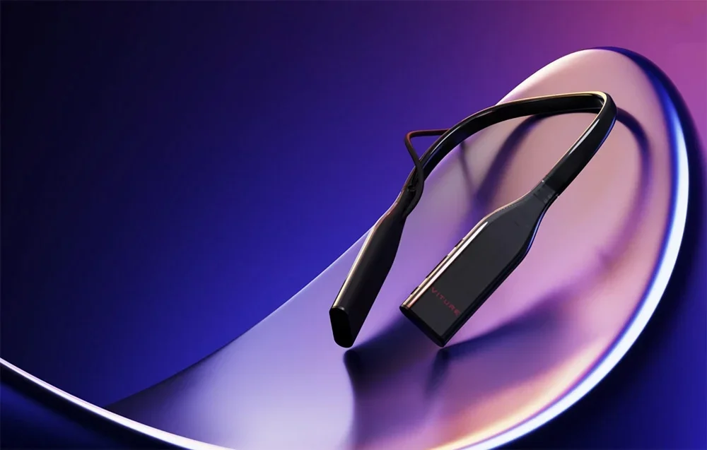 Melna VITURE kakla ierīce prezentēta uz spīdīgas izliektas virsmas violeti zilā gaismā