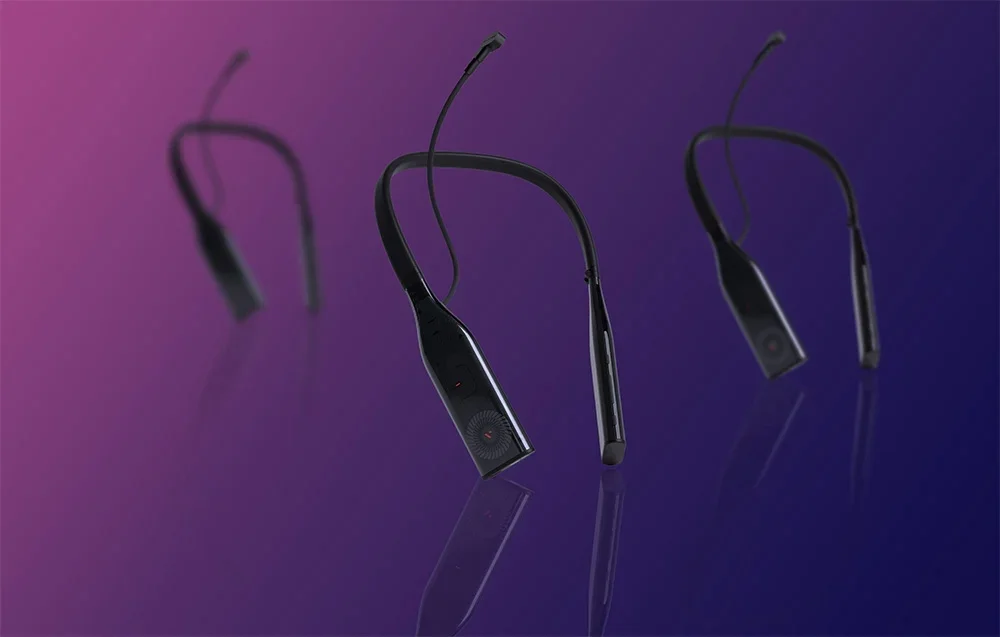 Trīs identiskas kakla ierīces peld uz violeta fona ar atspulgiem uz spīdīgas virsmas