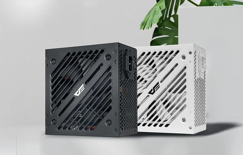 Melni un balti datoru barošanas bloki novietoti blakus ar augu fonā