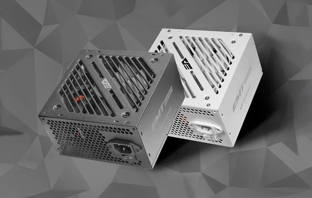 Melns un balts datora barošanas bloks pelēkā fonā ar ģeometriskiem rakstiem