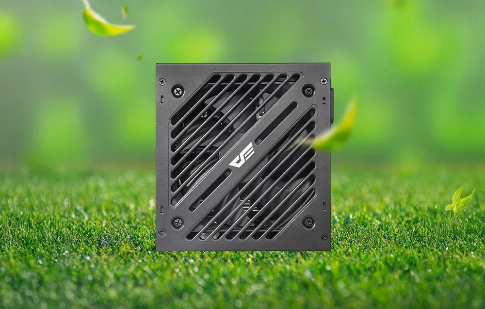 Melna barošanas bloka aizmugures panelis ar ventilācijas režģi un logotipu zaļas zāles fonā