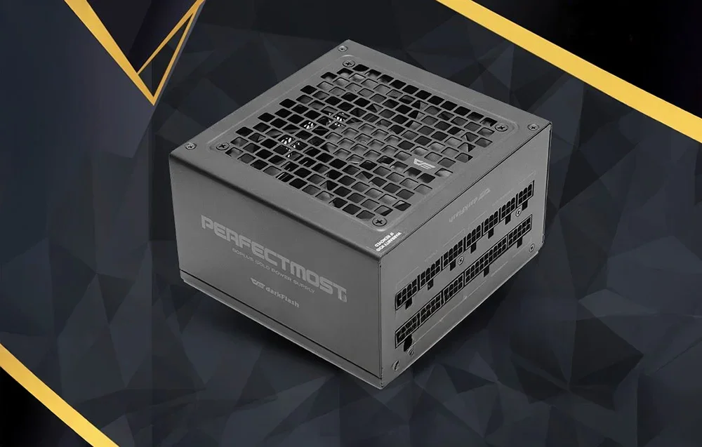 Melns datora barošanas bloks tumšā fonā ar dzeltenām svītrām