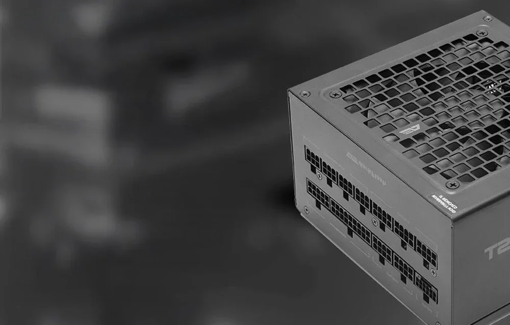 Melna datora barošanas bloka ar ventilācijas resti tuvplāns tumšā fonā