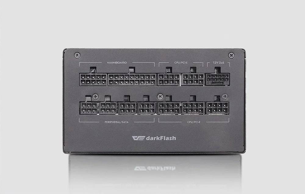 Melns datora barošanas bloks pelēkā fonā