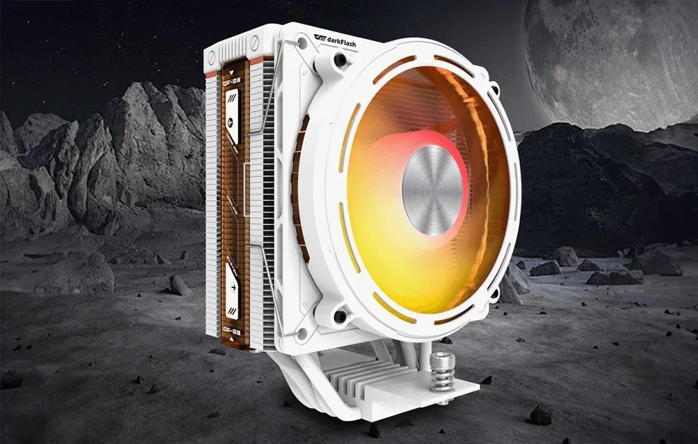 Balts Darkflash aktīvais dzesētājs uz klinšu un mēness fona