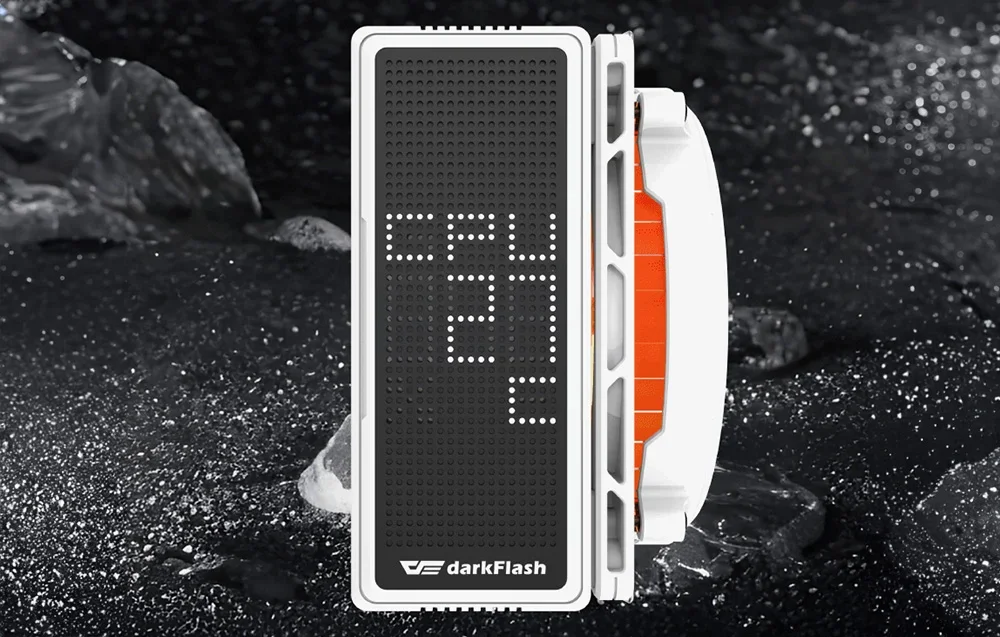Balts Darkflash aktīvais dzesētājs ar LED ekrānu uz melnu klinšu fona