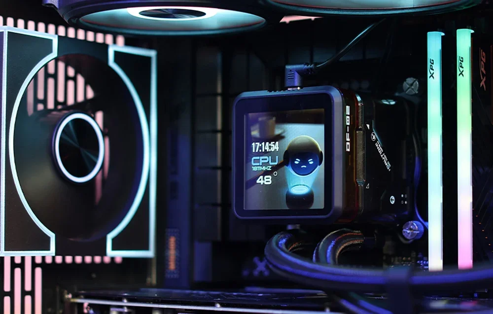 Ūdens dzesētājs ar IPS ekrānu datora korpusā